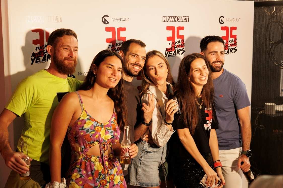 χαρούμενοι άνθρωποι στο event 35 χρόνια new cult