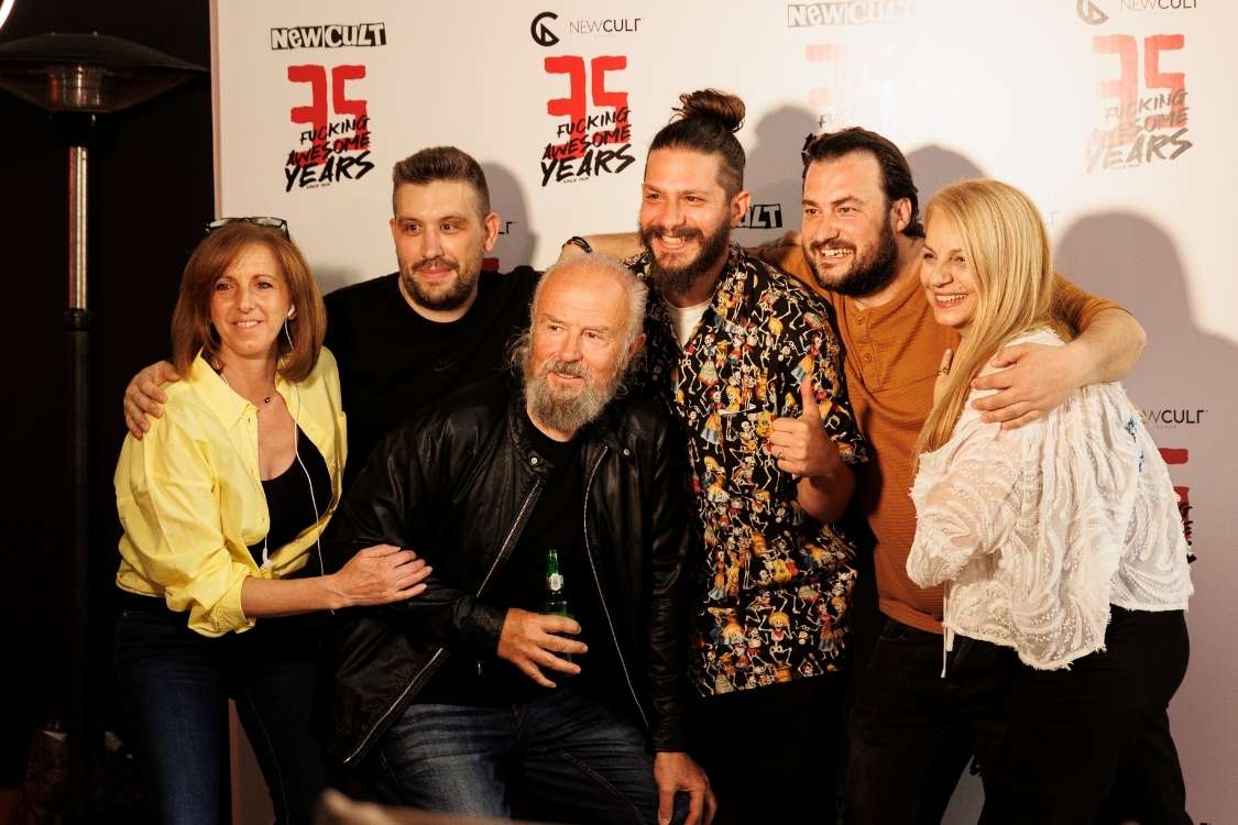 χαρούμενοι άνθρωποι στο event 35 χρόνια new cult
